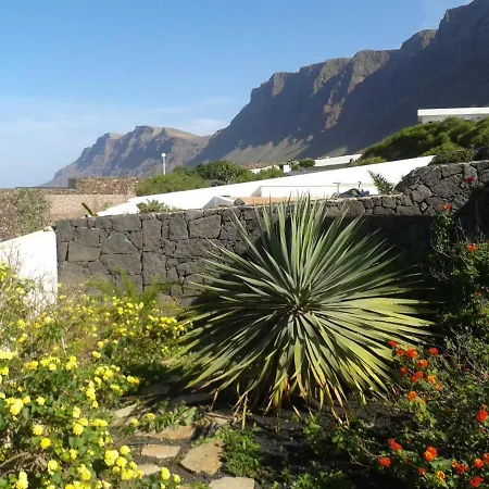 Beautiful Small Bungalow With The Most Amazing Views And Garden *