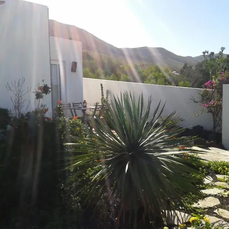 Σπίτι διακοπών Beautiful Small Bungalow With The Most Amazing Views And Garden *